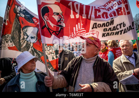 Moskau, Russland. 1. Mai, 2019 Personen statt sowjetische Plakate während einer März der Russischen Kommunistischen Partei Internationaler Tag der Arbeit zu markieren Stockfoto