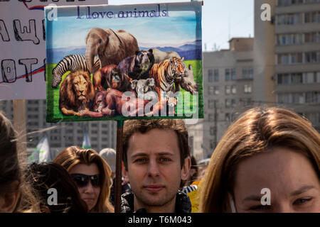 Moskau, Russland. 1. Mai, 2019 Menschen halten Plakate während ein Tier Marsch durch die Straßen von Moskau, Russland Stockfoto