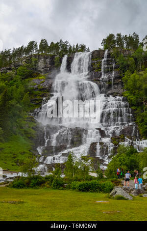 Tvindefossen Wasserfall ist ein herrliches 152 m Wasserfall in der Nähe von Voss taumeln in Strängen mit einer anmutigen Charakter. Tourismus, beliebten, Norwegen, Skandinavien. Stockfoto