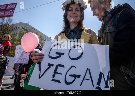 Moskau, Russland. 1. Mai, 2019 Menschen halten Plakate während ein Tier Marsch durch die Straßen von Moskau, Russland Stockfoto