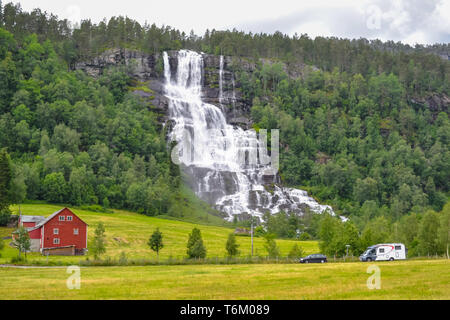 Tvindefossen Wasserfall ist ein herrliches 152 m Wasserfall in der Nähe von Voss taumeln in Strängen mit einer anmutigen Charakter. Tourismus, beliebten, Norwegen, Skandinavien. Stockfoto