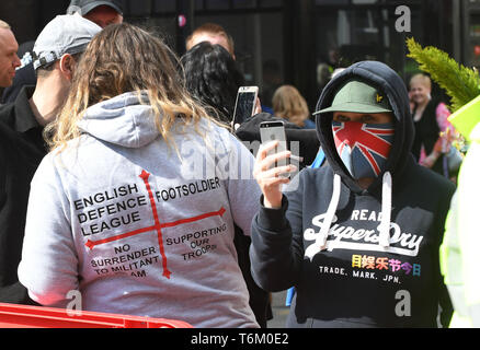 Die English Defence League Filmen gegen Demonstranten in Wellington, Shropshire. Stockfoto