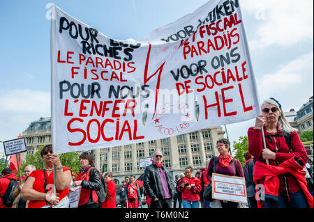 Die Demonstranten tragen ein rotes Outfit gesehen, halten ein Banner während der Demonstration. Mehrere Gewerke "unionisten Raffung am Platz Poelaert näher an der Palast der Justiz. Die Demonstration marschierten zum rouppe in Brüssel für menschenwürdige Arbeitsbedingungen zu kämpfen, und ihre Rechte als Arbeitnehmer. Auch mit dieser Demonstration Hunderte von Menschen sind auf der Suche, neue Rechte zu erobern, wie Gehalt, regularisierung mit oder ohne Papiere, Sexismus und Rassismus, etc. An der Zentrale weitere Gruppen schlossen sich der Demonstration, einschließlich Antifa Block und andere linke Gruppen. Diese letzten Gruppen verursacht einige Stockfoto