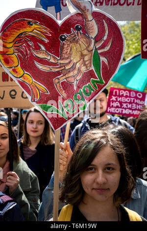 Moskau, Russland. 1. Mai, 2019 Vegane Prozession Teilnehmer halten Plakate fordern nicht Essen von Tieren in Moskau, Russland Stockfoto