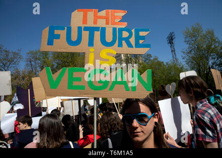 Moskau, Russland. 1. Mai, 2019 Vegane Prozession Teilnehmer halten Plakate in Moskau fordert nicht Essen von Tieren, Russland Stockfoto