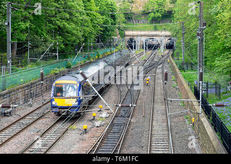 Der Zug nähert sich der Waverley Station in Edinburgh, Schottland Stockfoto