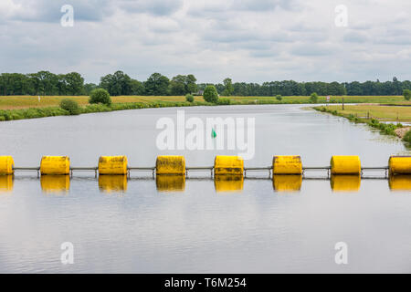 Floating Barrage in der niederländischen Fluss Vecht Stockfoto