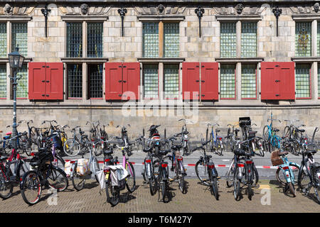 Fahrräder vor einem alten holländischen historischen Gebäude Stockfoto