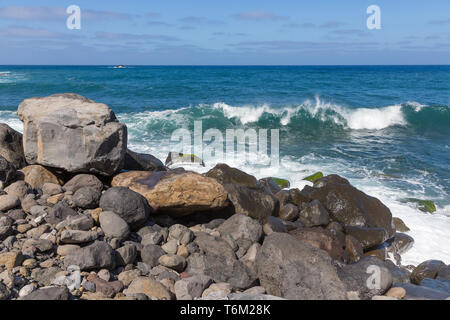 An der felsigen Küste von Madeira mit dem Brechen der Wellen Stockfoto