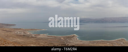 Schöne Antenne Panoramablick auf einem Berg Landschaft der Wüste und Totes Meer während einer bewölkt und sonnig. In der Nähe von Masada National Park, Israel genommen. Stockfoto