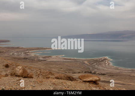 Schöne Sicht auf die Berge Landschaft der Wüste und Totes Meer während einer bewölkt und sonnig. In der Nähe von Masada National Park, Israel genommen. Stockfoto