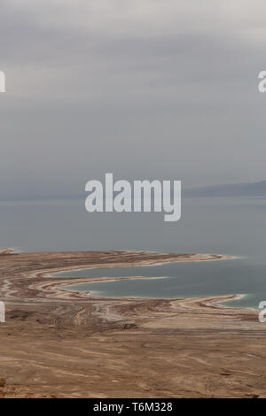 Schöne Luftaufnahme eines Berges Wüstenlandschaft und das Tote Meer während einer bewölkt und sonnig. In der Nähe von Masada National Park, Israel genommen. Stockfoto