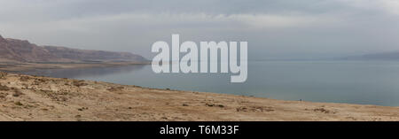 Schöne Panoramasicht auf die Berge Landschaft der Wüste und Totes Meer während einer bewölkt und sonnig. In der Nähe von Masada National Park, Israel genommen. Stockfoto