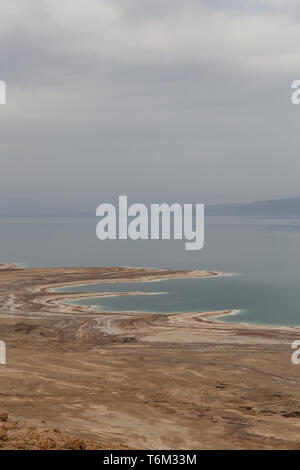 Schöne Luftaufnahme eines Berges Wüstenlandschaft und das Tote Meer während einer bewölkt und sonnig. In der Nähe von Masada National Park, Israel genommen. Stockfoto