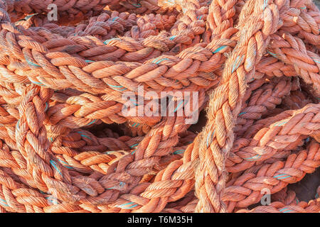 Nylon-Seil auf einem Schiff im Hafen Stockfoto