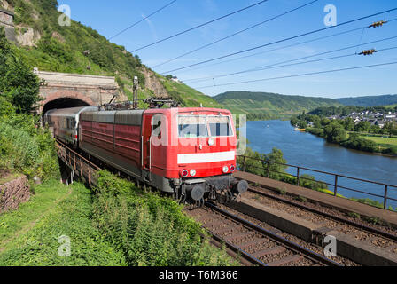 Zug aus einem Tunnel nahe dem Fluss Mosel in Deutschland Stockfoto