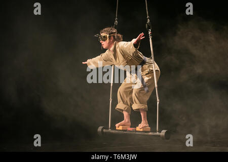 Leistung von Elodie Dubuc student Fontys Circus & Performance Kunst, vier Jahre Bachelor für begabte Knaben für Beruf Zirkus Leistung. Stockfoto