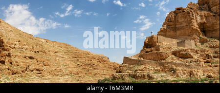 Schöne Aussicht auf das Kloster von St. George in einem felsigen Schlucht an einem sonnigen Tag. In der Nähe von Jerusalem im Wadi Qelt, Israel. Stockfoto