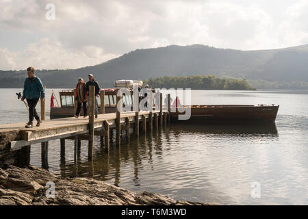 Die Passagiere aussteigen aus Keswick Launch Firma boot Annie Mellor an Hawse Ende Jetty, Derwentwater, Cumbria, England, Großbritannien Stockfoto