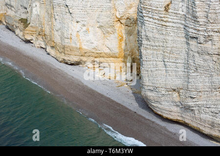 Bunte Kalkfelsen mit Strand in der Nähe von Le Havre in der Normandie Frankreich Stockfoto