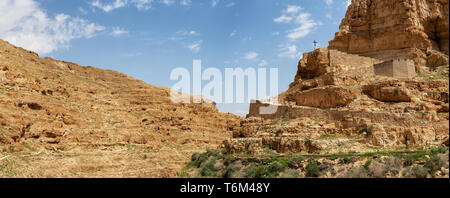 Wunderschöne Aussicht auf eine felsige Schlucht an einem sonnigen Tag. Im Kloster von St. George in der Nähe von Jerusalem im Wadi Qelt, Israel. Stockfoto