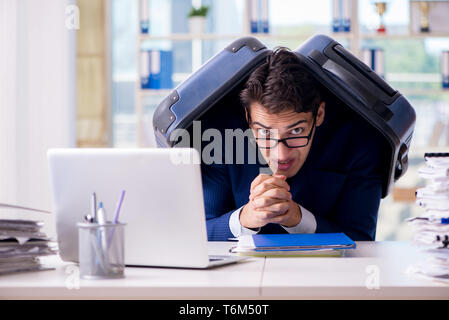 Die Mitarbeiter denken der Urlaub aufgrund der übermäßigen Arbeitsbelastung Stockfoto