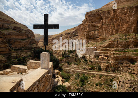 Schöne Aussicht auf das Kloster von St. George in einem felsigen Schlucht an einem sonnigen Tag. In der Nähe von Jerusalem im Wadi Qelt, Israel. Stockfoto