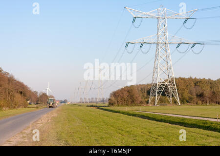 Strommasten in niederländischen Ackerland Stockfoto