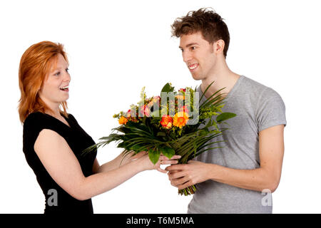 Junge Mann gibt seine Freundin einen großen Strauß Blumen Stockfoto