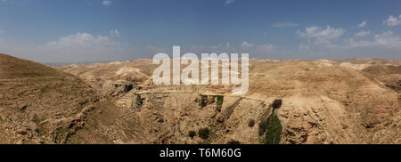 Schöne Luftaufnahme eines felsigen Schlucht an einem sonnigen Tag. In der Nähe von Kloster St. George im Wadi Qelt, Israel. Stockfoto