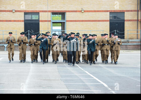 Soldaten, Offizieren und kapellenmitglieder sind während der Parade gesehen, als die Herzogin von Cornwall, Royal Colonel, 4.BATAILLON der Gewehre, besucht die Neue Normandy Barracks, kamen die Mitglieder des Bataillons und ihre Familien zu treffen, und auch die Medaillen, die Parade zu besuchen. 65 Medaillen wurden zu den Soldaten aller Ränge in der Neuen Normandie Kaserne, Aldershot vorgestellt. Stockfoto