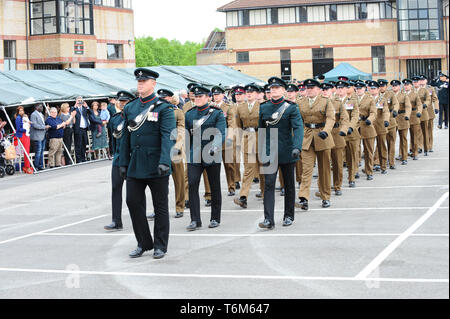 Soldaten, Offizieren und kapellenmitglieder sind während der Parade gesehen, als die Herzogin von Cornwall, Royal Colonel, 4.BATAILLON der Gewehre, besucht die Neue Normandy Barracks, kamen die Mitglieder des Bataillons und ihre Familien zu treffen, und auch die Medaillen, die Parade zu besuchen. 65 Medaillen wurden zu den Soldaten aller Ränge in der Neuen Normandie Kaserne, Aldershot vorgestellt. Stockfoto