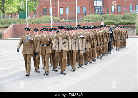 Soldaten, Offizieren und kapellenmitglieder sind während der Parade gesehen, als die Herzogin von Cornwall, Royal Colonel, 4.BATAILLON der Gewehre, besucht die Neue Normandy Barracks, kamen die Mitglieder des Bataillons und ihre Familien zu treffen, und auch die Medaillen, die Parade zu besuchen. 65 Medaillen wurden zu den Soldaten aller Ränge in der Neuen Normandie Kaserne, Aldershot vorgestellt. Stockfoto