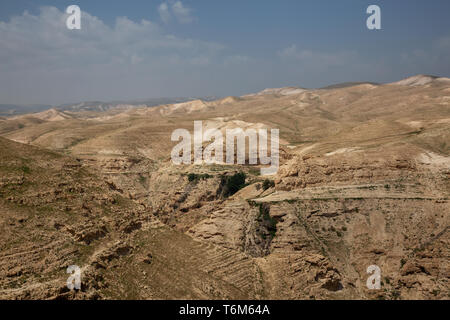 Schöne Luftaufnahme eines felsigen Schlucht an einem sonnigen Tag. In der Nähe von Kloster St. George im Wadi Qelt, Israel. Stockfoto