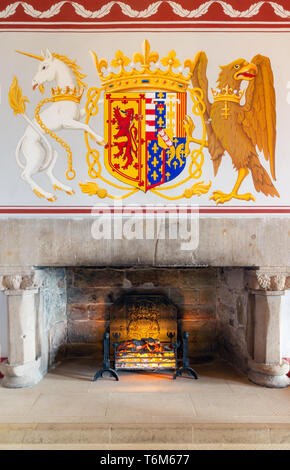 Mittelalterliches Zimmer des Stirling Castle mit Feuerstelle und Wanddekorationen Stockfoto