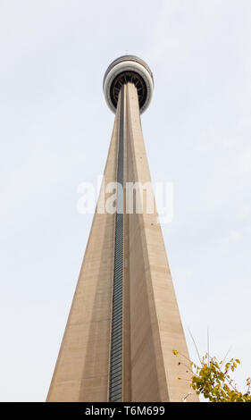 Der CN Tower in Toronto, Kanada. Der Turm wurde in den Jahren 1976 und zu der Zeit abgeschlossen war weltweit das höchste frei stehende Bauwerk. Stockfoto