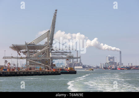 Container Terminal mit großen Kränen in Dutch Harbor Rotterdam Stockfoto