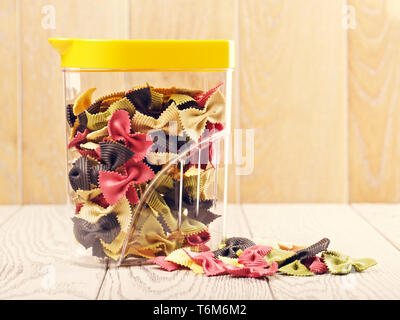 Raw Bow Tie Pasta in Jar Stockfoto