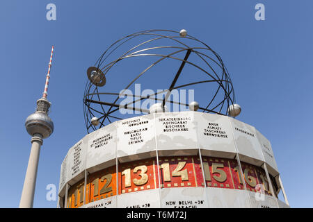 TV-Turm und Welt-Uhr am Alexanderplatz in Berlin Stockfoto