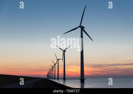 Holländische Reihe offshore Windenergieanlagen bei Sonnenuntergang Stockfoto