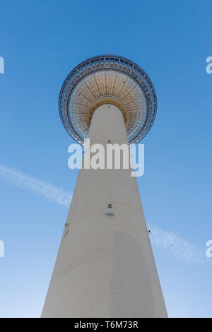 Ansicht von unten auf den Fernsehturm in Berlin Stockfoto