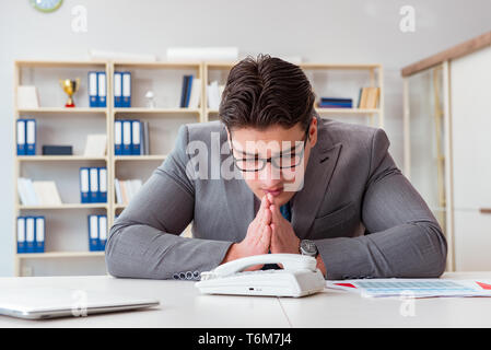 Geschäftsmann erwartet wichtigen Anruf auf dem Telefon Stockfoto