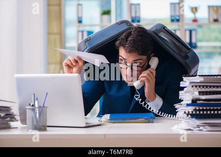 Mitarbeiter denken der Urlaub aufgrund der übermäßigen Arbeitsbelastung Stockfoto