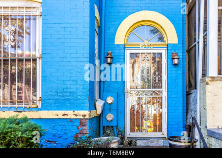 Washington DC, USA - Oktober 12, 2018: Bunte blau lackierten Ziegeln residential Stadthaus home Haus Architektur außen in Washington Dc Capitol Hil Stockfoto