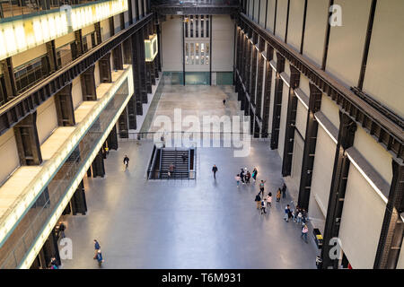 LONDON, Großbritannien - 1 April, 2019: die Menschen im Inneren der Turbine Hall der Tate Modern in London. Stockfoto