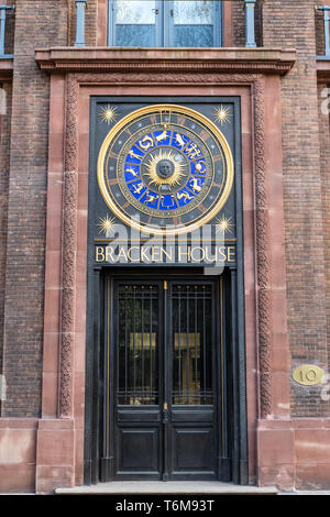 LONDON, Großbritannien - 1 April, 2019: Bracken Haus, astronomische Jahr Clock in Cannon Street Stockfoto