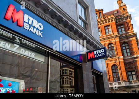 LONDON, Großbritannien - 1 April, 2019: Metro Bank Shopfront, Firmenschild in London Stockfoto