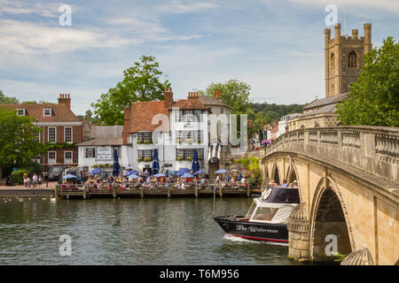 Henley Bridge und der Engel an der Brücke Pub auf der Themse bei Henley-on-Thames. Stockfoto