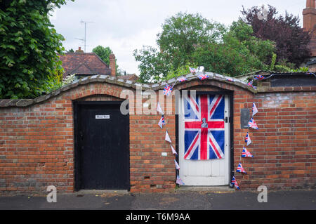 Ein Garten Tür in dekoriert Sonning mit einem Union Jack und Union Jack Flagge für das Queen's Diamond Jubilee. Stockfoto