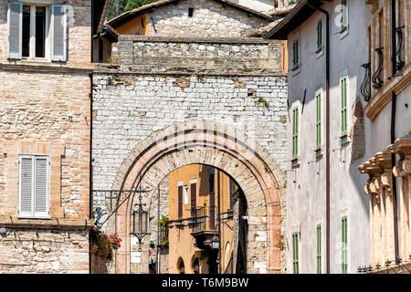 Assisi, Italien - 29 August 2018: Umbrien Stadt mit Straße Straße arch Eingang während der sonnigen Sommertag im historischen St Francis Stadt Dorf Stockfoto